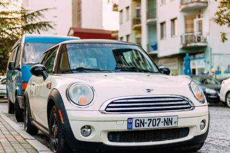 Ein kleiner Tipp: Dieses Autokennzeichen stammt aus einem europäischen Land.