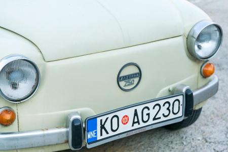 Schon einmal ein solches Autokennzeichen gesehen? Kleiner Tipp, das Auto stammt aus dem Balkan.