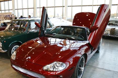 Ein neues Jaguar F-Type-Cabrio kostet über 70.000 Euro. Deutlich günstiger ist jedoch der Jaguar XK8. Das Cabrio wurde zwar ...