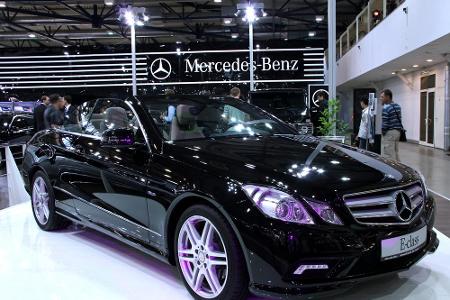 Wer sich ein neues Cabrio der Mercedes-Benz E-Klasse anschaffen will, der muss mit Kosten von über 50.000 Euro rechnen. Güns...