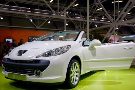 Deutlich günstiger ist dagegen der Peugeot 307 CC. Das liegt auch daran, dass das letzte Exemplar bereits 2009 vom Band gela...