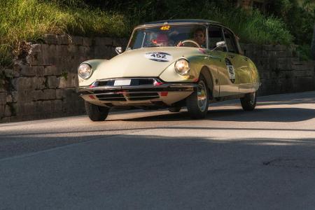 1955 sorgte Citroën mit dem DS für großes Aufsehen bei Autoliebhabern. Nicht nur das avantgardistische Design, sondern vor a...