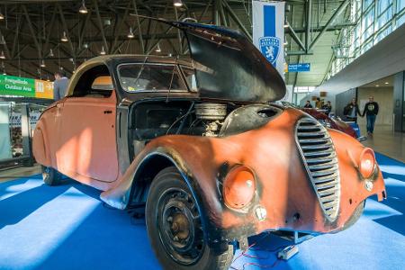 Der Peugeot 402 Eclipse von 1935 gilt als das erste Auto auf der Welt mit einem elektrisch betriebenen blechernen 