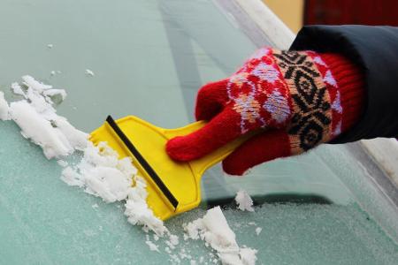 Ab sofort gehört ins Auto: Eiskratzer und eine dicke Decke für den Pannenfall. Aber: Das Türenteisungsspray gehört natürlich...