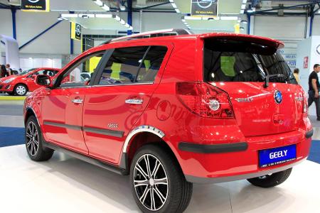 Im Allgemeinen versucht Geely so viele Plattformen abzudecken wie möglich. Neben Limousinen bietet das Unternehmen auch Klei...