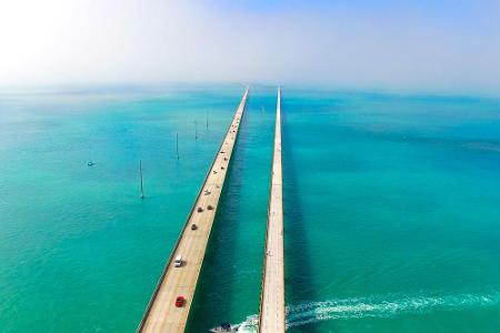 Die Florida Keys sind durch viele Brücken miteinander verbunden. Eine davon ist die Seven Mile Bridge, eine beinahe elf Kilo...
