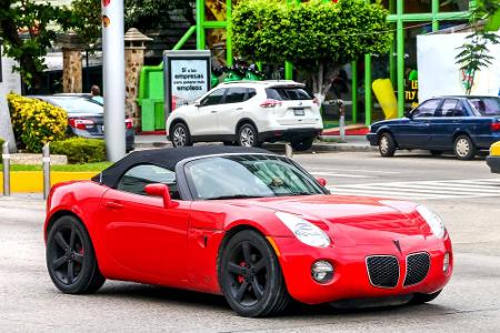 Erst 2005 traute sich Pontiac wieder an einen Sportwagen. Bis zur Insolvenz des Unternehmens baute der Hersteller insgesamt ...