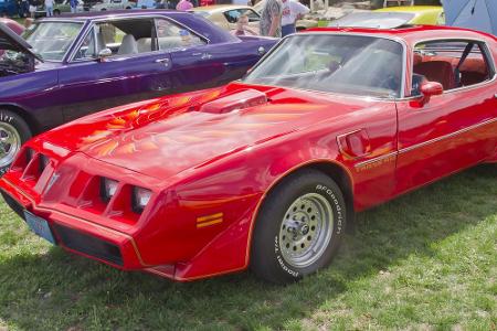 Ähnlichen Kultstatus wie der Mustang besitzt auch der Pontiac Firebird. Das Muscle-Car wurde von 1967 bis 2002 gebaut. Das l...