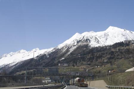 Auf Platz vier befindet sich der Gotthard-Straßentunnel. Viele kennen ihn von endlosen Staus in der Ferienzeit, denn es steh...