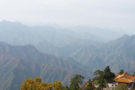 Die Top drei: Unter dem Qin-Ling-Gebirge in China führt der Zhongnanshan-Tunnel hindurch. Er ist der längste zweiröhrige Tun...