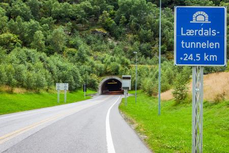 Und das ist er: der längste Straßentunnel der Welt. Eine Röhre mit einem unscheinbaren Eingang. Der Lærdalstunnel liegt in N...