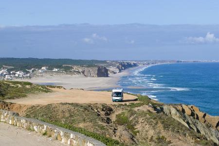 Wie wäre es mit einer Reise nach Portugal? Entlang der Küste bieten sich Campern traumhafte Aussichten, so wie hier in der L...