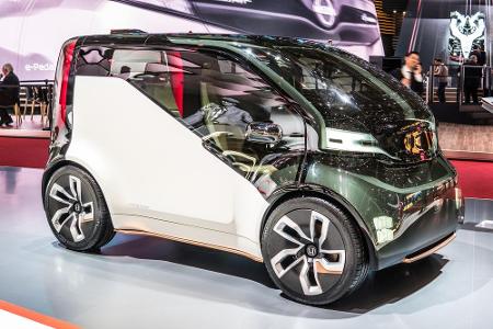 Jemand Lust in einem Würfel zu fahren? So sieht der Honda NeuV Concept aus. Das Elektrofahrzeug fährt autonom und ist für de...
