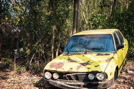 Ein alter 5er von BMW in Kalifornien. Sicher nicht korrekt entsorgt.