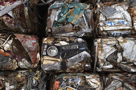 Über den Status eines verfallenden Autos sind diese Wagen schon hinweg: Sie wurden von Autopressen zu kompakten Blechwürfeln...