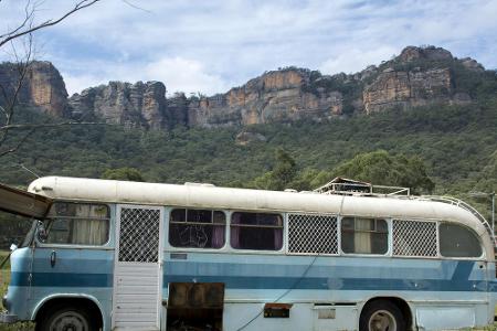 Noch kein komplettes Wrack, aber auf dem Weg dorthin: ein verlassener Bus in Australien.