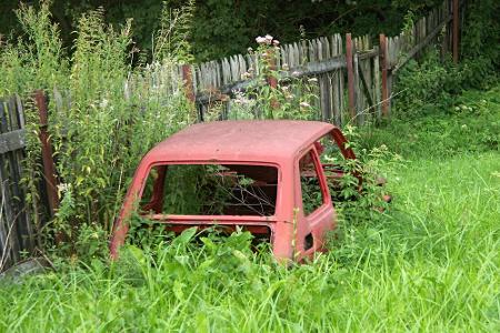Schwer zu erkennen, aber das war mal ein Fiat 126.