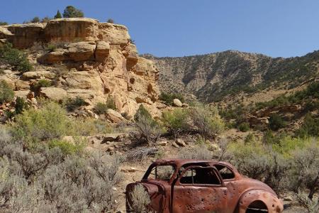 Gestrandet in einem Tal in Utah, USA, ist dieser Wagen. Dazu musste er noch für Schießübungen herhalten.