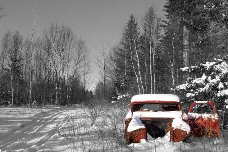 Auch im Winter liefern Auto-Wracks beeindruckende Bilder. Stilvoll drapiert mit Schnee.