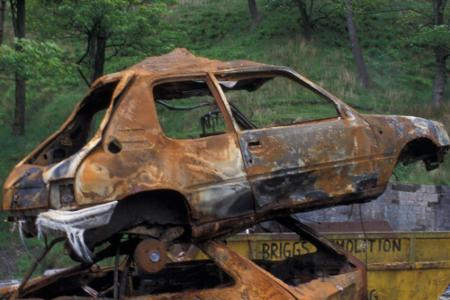 Das war einmal ein Peugeot 205. Ob er nach seiner Ausmusterung abgefackelt wurde oder ob das der Grund war - es wird für imm...