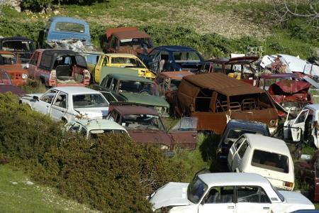 Was man nie vergessen darf: Es schadet der Umwelt, Autos einfach in der Natur verrotten zu lassen.