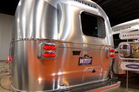Der Klassiker unter den Wohn-Anhängern in den USA ist der Airstream. Auffällig und auch irgendwie unkaputtbar.