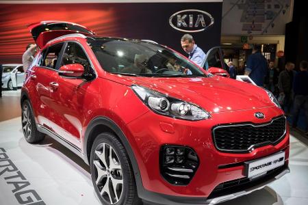 Dass sportliche SUVs in Deutschland sehr gefragt sind, beweist der Kia Sportage auf Platz neun. Gegenüber deutschen Herstell...