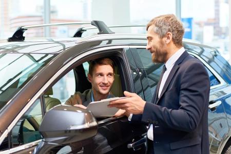 Bei der Tageszulassung melden Händler ein neues Fahrzeug für einen Tag an und gewähren dem Kunden danach Extra-Rabatte. Denn...