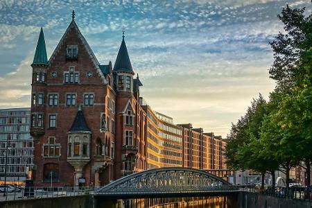 Platz 2: Hamburg. Mit 30,30 Euro, bzw. 60,60 Euro ist Hamburg nur minimal teurer als München oder Köln. Obwohl eine Antragss...