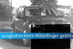 Blitzerfoto mit Mittelfinger