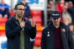 Ryan Reynolds und Rob McElhenney zahlen für Gin Tonics von Fußballfans