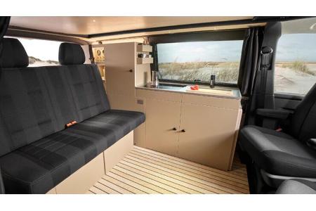 Custom Bus Streifenwagen VW T 6.1 Black Edition (2022)