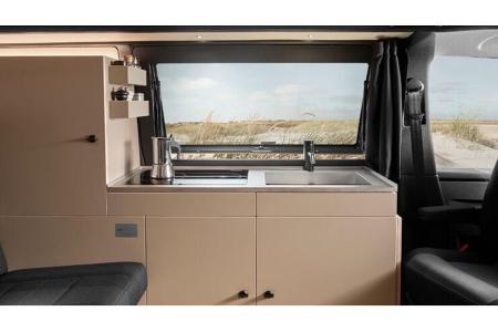 Custom Bus Streifenwagen VW T 6.1 Black Edition (2022)