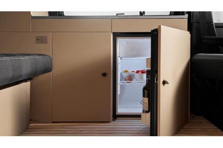 Custom Bus Streifenwagen VW T 6.1 Black Edition (2022)