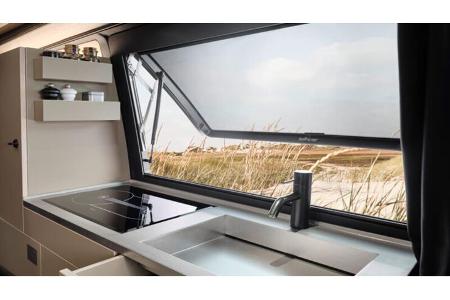 Custom Bus Streifenwagen VW T 6.1 Black Edition (2022)