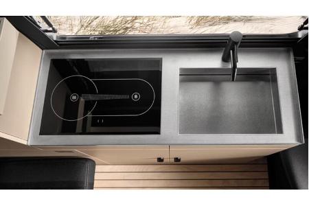 Custom Bus Streifenwagen VW T 6.1 Black Edition (2022)