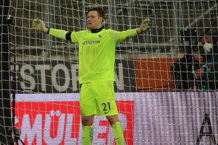 Hatte zunächst kaum was zu tun. Beim ersten Treffer von Lewandowski ohne Abwehrchance. Rettete später zwei Mal knapp vor der Linie.