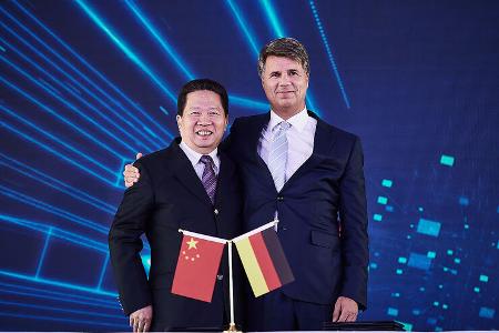 Harald Krüger (Vorstandsvorsitzender der BMW AG) mit Parteisekretär Chen Qiufa (CPC Liaoning Committee)