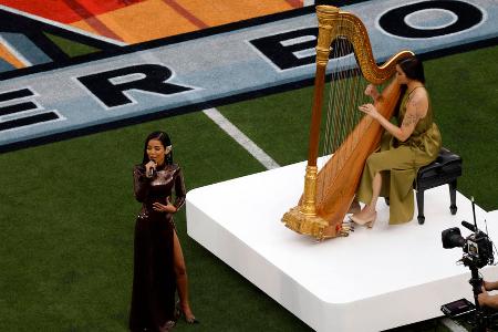 Begleitet von den Tönen einer Harfe singt Jhene Aiko vor dem Kickoff 'America the Beautiful'.