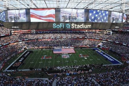 Die Los Angeles Rams haben den Super Bowl LVI gewonnen. In einem wahren Krimi setzten sich die Hausherren mit 23:20 (13:10) gegen die Cincinnati Bengals durch. Natürlich durfte auch die Show nicht fehlen, die zahlreichen Stars aus Musik, Film und Sport machten den Abend zu einem Spektakel. Hier kommen die besten Bilder: