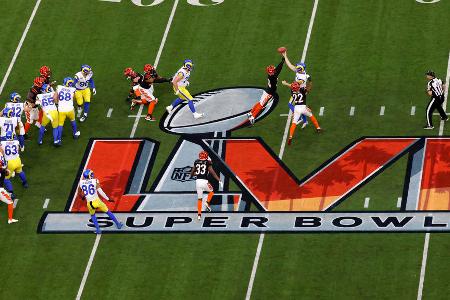 Nach zwei gespielten Vierteln steht es 13:10 für die Los Angeles Rams, die zwei Touchdowns in die Endzone der Bengals setzen konnten.