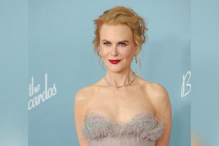 Nicole Kidman posiert als Schulmädchen auf dem 