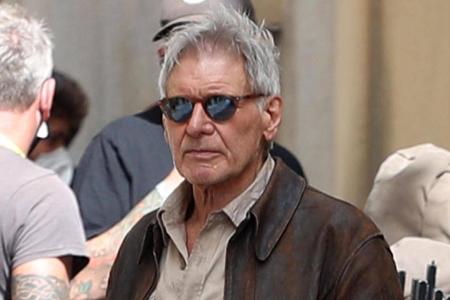 Harrison Ford leistet am Set von 