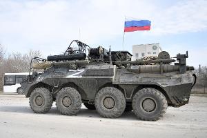 Ein gepanzertes Fahrzeug mit russischer Fahne auf der Krim.