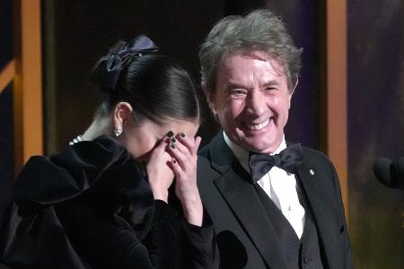 Selena Gomez überrascht barfuß auf der Bühne der SAG Awards