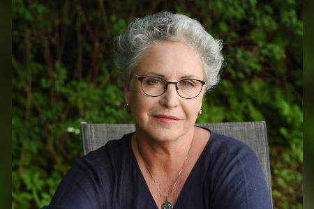 Katerina Jacob: Fünf Knoten und halbe Brust entfernt