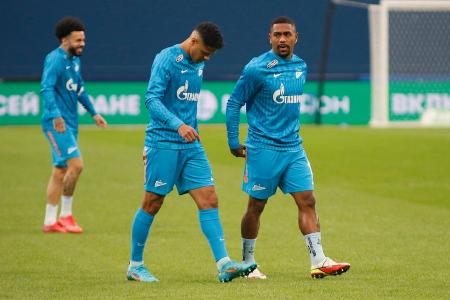 Aufgrund des Ukraine-Kriegs hat die FIFA ein vorübergehendes Transferfenster für ausländische Spieler in Russland geöffnet. Diese können ohne Ablöse für einen anderen Klub auflaufen - vorerst bis Ende Juni. Mit dabei sind unter anderem Ex-BVB-Flirt Malcom, der ehemalige HSV-Verteidiger Douglas Santos oder Jhon Córdoba, der einst für den 1. FC Köln und Hertha BSC auflief. Diese Russland-Stars sind ablösefrei zu haben: