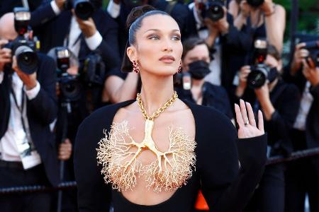 Das steckt hinter Bella Hadids Beauty-Trick 