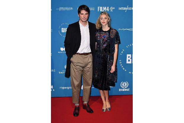 Manch ein Promi braucht Auftritte auf dem roten Teppich wie ein Fisch das Wasser. Josh Hartnett und Tamsin Egerton gehören nicht dazu. Das Paar meidet das Scheinwerferlicht, wo es nur geht, und lebt s ...