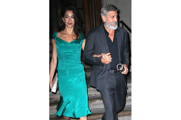 Wo George Clooney und seine Frau Amal auftauchen, knipsen sich die Fotografen wunde Finger — die beiden sind nicht nur berühmt und klug, sie sehen auch noch umwerfend aus. Doch es hat seinen Grund, wa ...